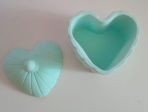 cf038a4e-9be4-45bf-8ab7-2319d81bf704 Joyero con tapa en forma de corazón hecho con yeso